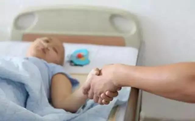 怀孕姐姐打胎给白血病弟弟捐骨髓，弟弟拒绝后一个举动感动全医院